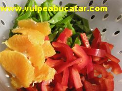 Diced bell pepper, mange tout and orange